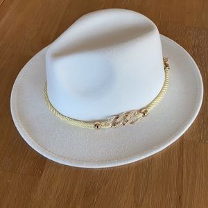 NWOT Women’s white cowboy hat fedora with gold chain detail